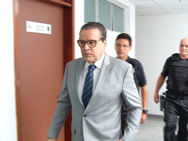 Ex-ministro Henrique Alves (PMDB) chega à 14ª Vara da Justiça Federal para acompanhar depoimento de testemunhas da Operação Manus (Foto: Reprodução/Inter TV Cabugi)