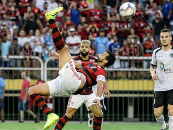 Henrique Dourado anota golaço de bicicleta pelo Flamengo diante do Resende — Foto: Gazeta Press