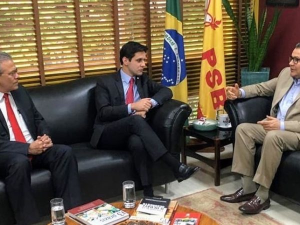 Hermano Morais e Rafael Motta com o presidente nacional do PSB, Carlos Siqueira, em Brasília (DF) — Foto: Divulgação