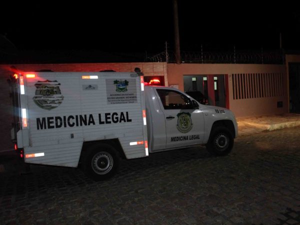Segundo a polícia, os suspeitos chegaram ao imóvel em que estavam os três e chamaram no portão — Foto: Marcelino Neto/O Câmera