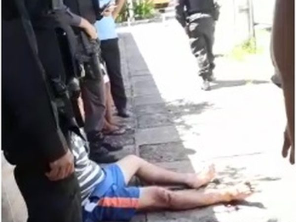 Homem foi espancado depois de tentar assaltar uma pessoa no bairro de Neópolis — Foto: Reprodução/Vídeo Redes Sociais