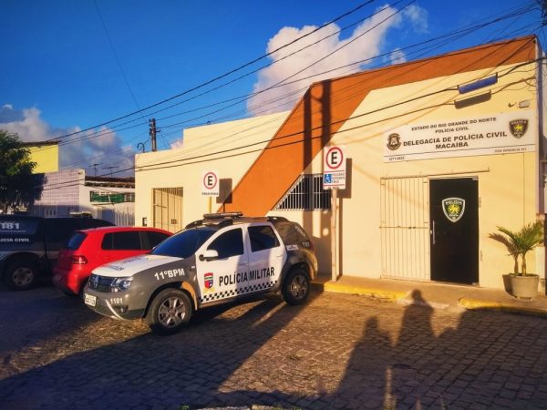 Homem preso por suspeita de participação na morte do PM da reserva Plínio Sales foi levado para a Delegacia de Macaíba — Foto: Acson Freitas/Inter TV Cabugi