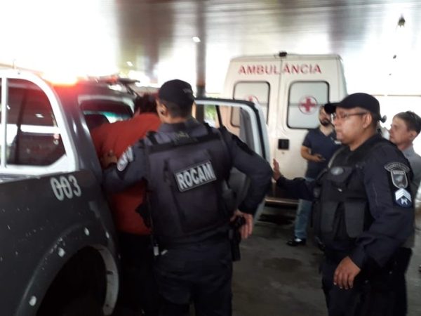 Homem que atirou em empresário foi levado para o hospital e em seguida preso pela polícia — Foto: Julianne Barreto/Inter TV Cabugi