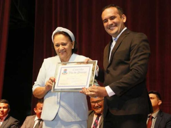 Fátima recebeu a Comenda de Honra ao Mérito Vila do Príncipe em Caicó — Foto: Assessoria.