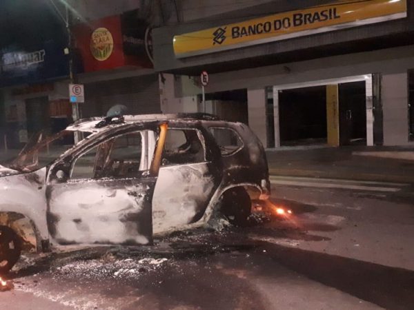 Homens arrombam banco e incendeiam carro em Macaíba, na Grande Natal — Foto: Polícia Militar/Divulgação