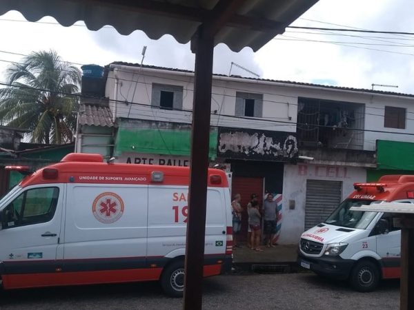 Homens instalavam antena em casa da avenida Boa Sorte, na Zona Norte de Natal, quando sofreram choque. — Foto: Cedida