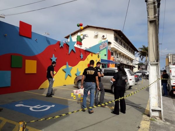 Homicídio aconteceu na calçada de uma casa de festas infantis, na Av. Amintas Barros, em Lagoa Nova — Foto: Julianne Barreto/Inter TV Cabugi