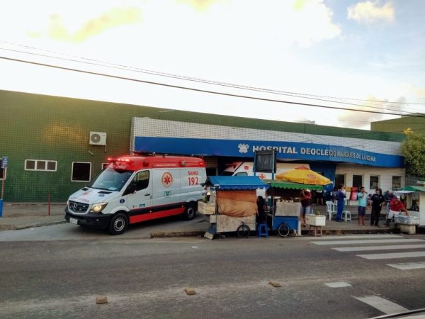 Vigilante atingido no tiroteio foi socorrido ao Hospital Deoclécio Marques — Foto: Acson Freitas/Inter TV Cabugi