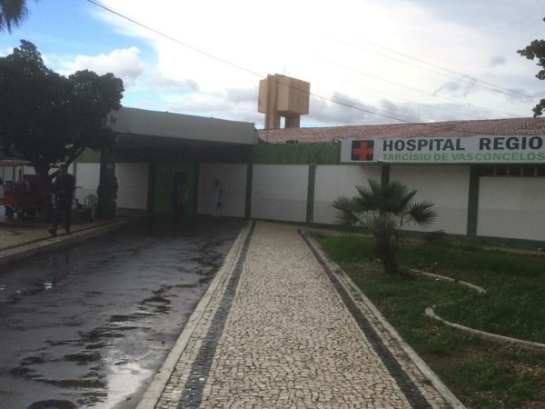 Tanto a criança, quando o pai foram levados para o Hospital Regional Tarcísio Maia, em Mossoró — Foto: Hugo Andrade/Inter TV Costa Branca