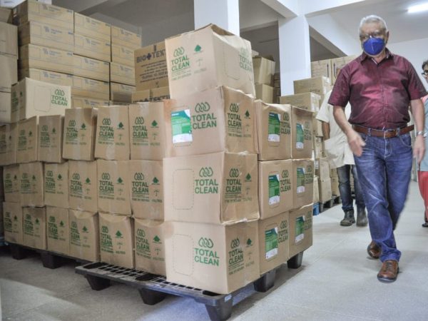 Assembleia entregou 10 mil litros de álcool a 70º e 2 mil máscaras para proteção dos profissionais de saúde e da população — Foto: Eduardo Maia