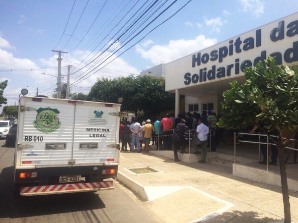 Crime aconteceu na manhã desta segunda-feira (9) na frente ao Hospital da Solidariedade, em Mossoró — Foto: Hugo Andrade/Inter TV Costa Branca