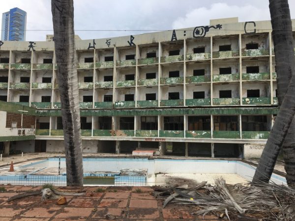 Hotel Reis Magos em Natal completa 24 anos de abandono — Foto: Leonardo Erys/G1