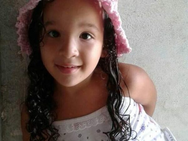 Hyslla Beatriz da Silva Araújo, de 4 anos de idade, morreu no hospital após ser baleada na cabeça — Foto: Arquivo da Família