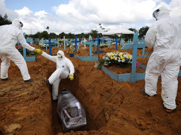 Associação que representa o setor funerário elaborou plano de emergência para evitar colapso à medida que país bate recordes de mortes — Foto: Reprodução