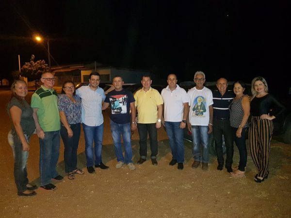 Dr. Tiago aproveitou a ocasião para conversar com amigos e populares da comunidade (Foto: Divulgação)