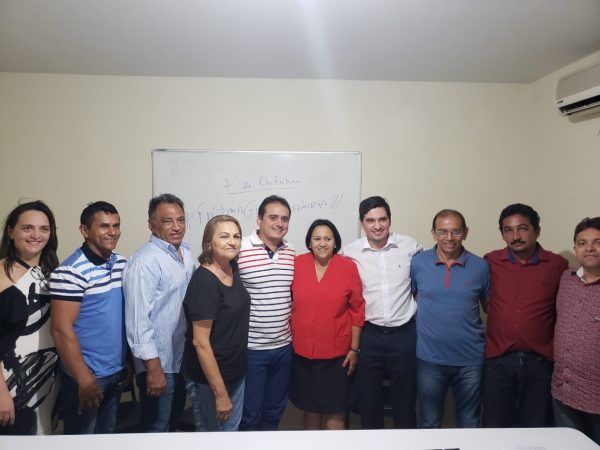 Alaor Pessoa, sua vice-prefeita, vereadores e ex-prefeitos fecharam apoio a candidata Fátima Bezerra (Foto: Divulgação)