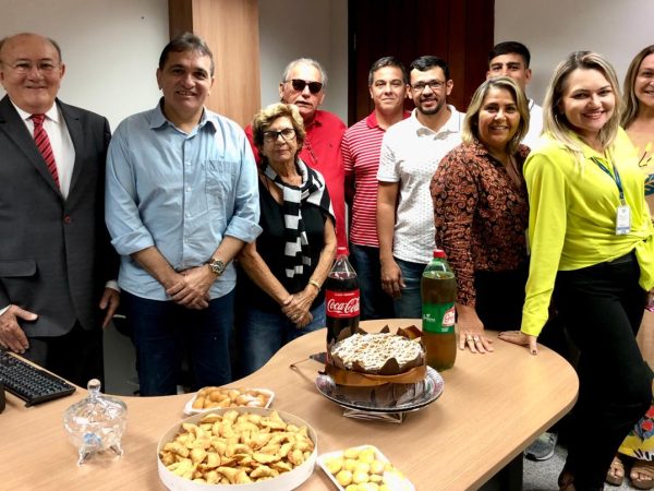Os colegas de trabalho do assessor parlamentar organizaram uma comemoração no gabinete de Vivaldo Costa — Foto: Divulgação