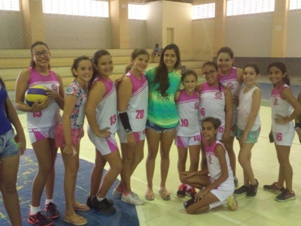As meninas do Jardim Vôlei Clube (JVC) ficaram encantadas com os seus conselhos — Foto: Divulgação