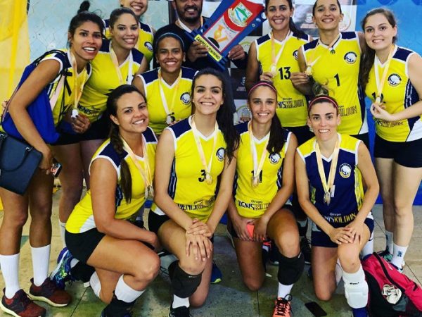 Time de jogadoras ourobranquenses patrocinado pelo Grupo Denis Rildon venceu a competição — Foto: Divulgação