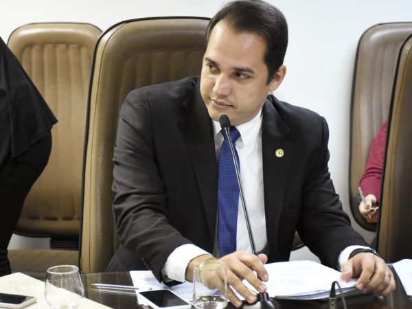 Kleber Rodrigues na reunião da Comissão de Constituição, Justiça e Redação (CCJ) — Foto: Divulgação/Assessoria