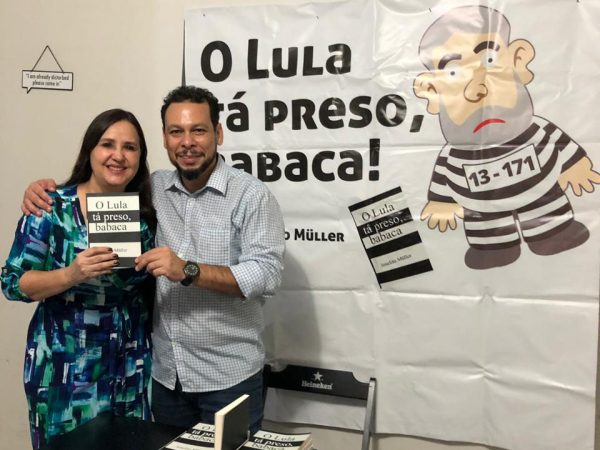 A odontóloga posou para fotografias ao lado de Joselito Müller, autor do livro, e demais amigos presentes — Foto: Divulgação