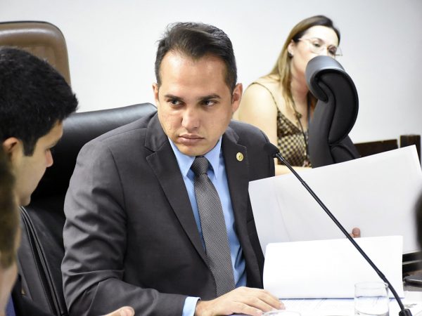Kleber Rodrigues na reunião da Comissão de Constituição, Justiça e Redação da Assembleia — Foto: Divulgação