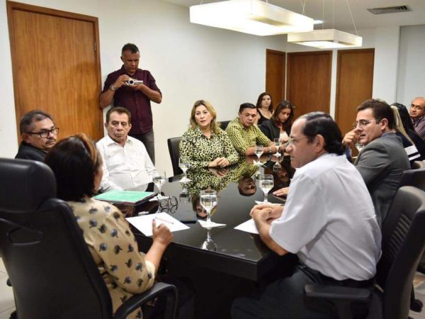 Prefeita de Messias Targino, Shirley Targino, durante reunião com a governadora Fátima Bezerra, em Natal — Foto: Assessoria