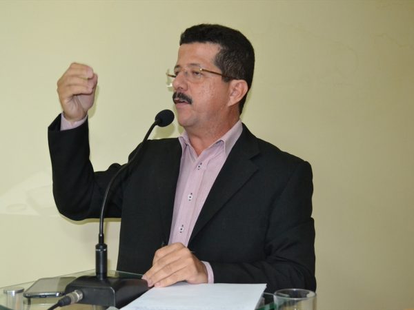 Val Araújo tem sido um dos mais atuantes na oposição ao prefeito Luciano Santos — Foto: Divulgação
