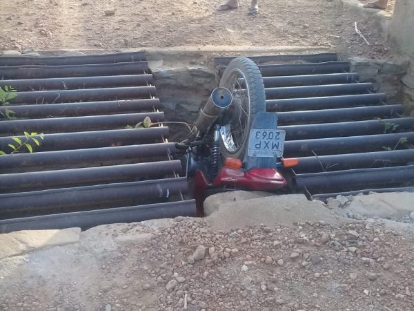 A vítima perdeu o controle do guidão e caiu com a moto debaixo da estrutura de ferro — Foto: Redes Sociais