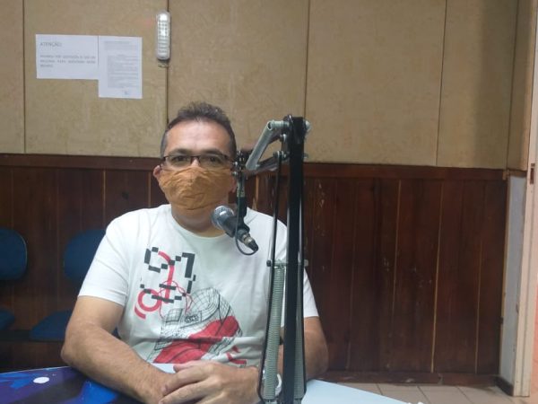 O diretor-geral da Rádio Caicó AM aproveitou a oportunidade para realizar pedidos ao deputado Vivaldo Costa — Foto: Divulgação