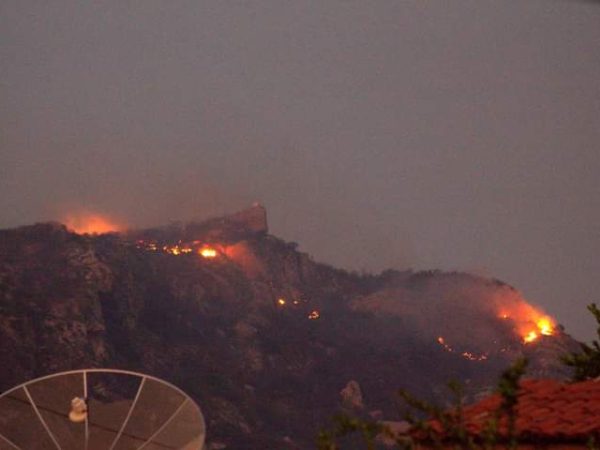 Incêndio destrói vegetação da Serra da Capelinha, em Parelhas — Foto: Reprodução