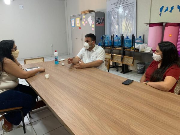 Dr. Tadeu conversou com a diretora Suenyra Nóbrega sobre a parceria entre Estado e Prefeitura — Foto: Divulgação