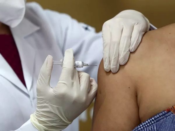 Ministros dizem que vacinação é obrigatória e quem não for vacinado pode sofrer sanções. — Foto: Diego VAra/Reuters