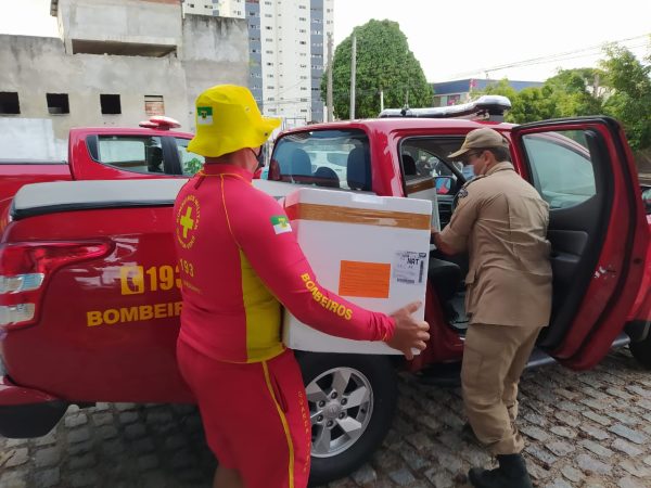 Transporte das vacinas para cidades do interior do RN é feito em viaturas do Corpo de Bombeiros, com escolta de policiais militares e apoio da PRF. — Foto: Anderson Barbosa/Sesed/Divulgação
