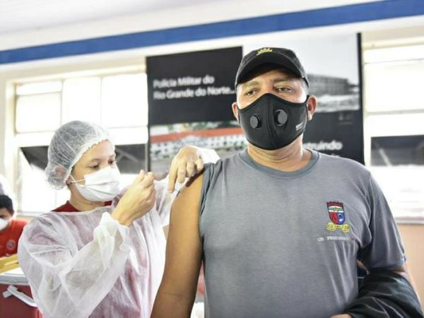 Vacinas compõem a quarta remessa destinada aos agentes de segurança pública — Foto: SESED