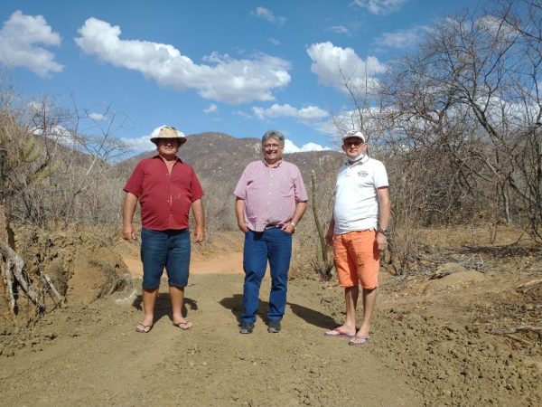 Genilson Maia e Jubson Simões visitaram as obras de recuperação da estrada vicinal do Sítio Serrote Branca. — Foto: Divulgação
