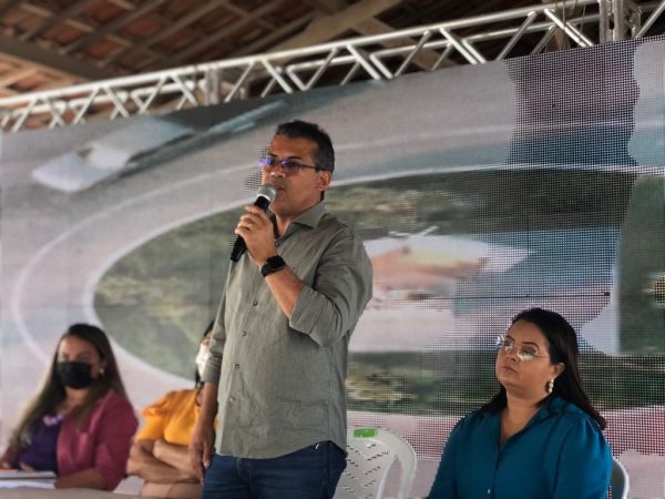 O prefeito Luciano Santos, abriu os trabalhos e desejou boas vindas aos presentes.  — Foto: Divulgação