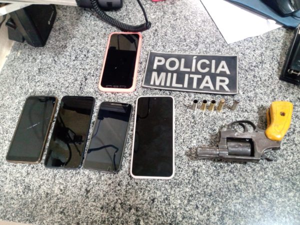 O destacamento policial conduziu as seis pessoas para delegacia de plantão para apuração do caso. — Foto: Divulgação