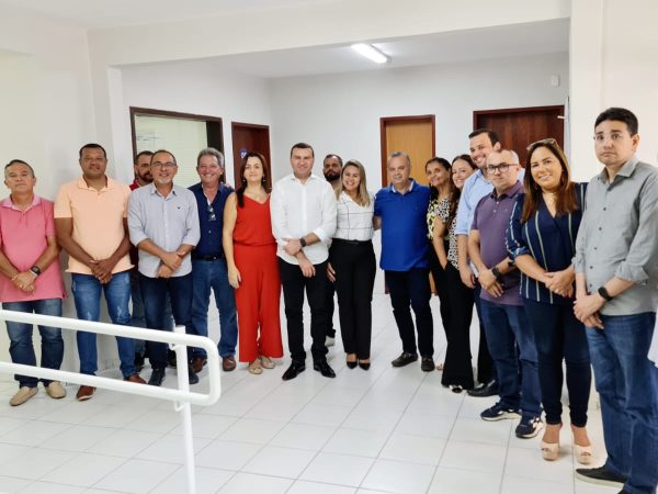 O grupo se reuniu nesta sexta (05) com Rogério em forma de agradecimento aos benefícios levados aos municípios. — Foto: Divulgação