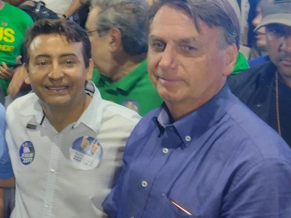 Candidato a deputado federal Josué e o presidente e candidato a reeleição Jair Bolsonaro. — Foto: Divulgação