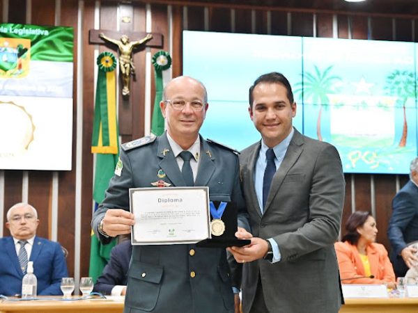 Coronel Alarico Azevedo recebendo homenagem do deputado Kleber Rodrigues. — Foto: Divulgação