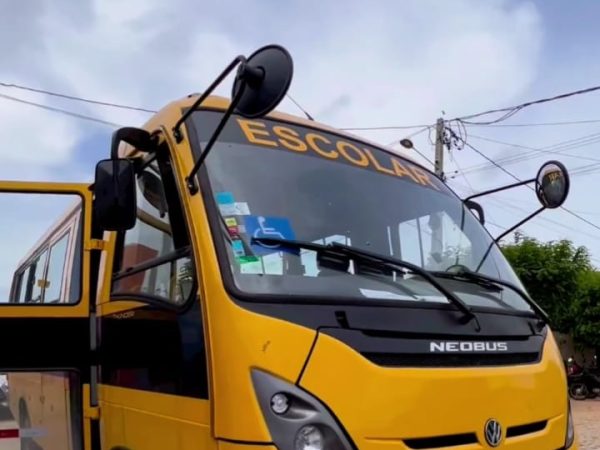 Parelhas recebe ônibus escolar 0Km através de emenda do Senador Styvenson. — Foto: Divulgação