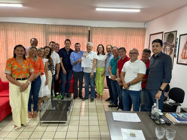O deputado federal reuniu com o prefeito Emídio Júnior, no Palácio Auta de Souza, sede da prefeitura. — Foto: Divulgação