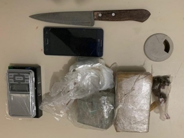 Suspeito foi apreendido com aproximadamente 700 gramas de maconha, balança de precisão e embalagens plásticas para acondicionar drogas — Foto: PC/RN.