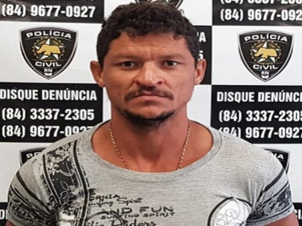 Suspeito foi preso no município de Caraúbas, após o recebimento de denúncias anônimas informando que ele estava pilotando uma motocicleta roubada — Foto: PC/RN.