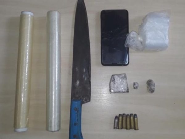 Foi encontrado em barraco uma certa quantidade de maconha, embalagens plásticas para fracionamento da droga e 6 (seis) munições de calibre 38 — Foto: PM/Assecom.