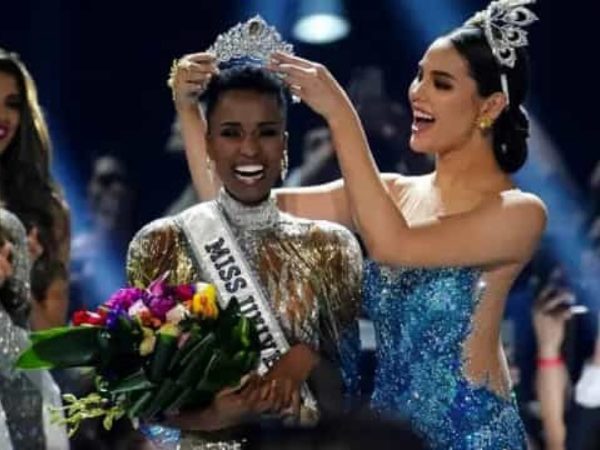 Zozibini Tunzi, de 25 anos, foi eleita na noite neste domingo (8) a Miss Universo 2019 — Foto: Reprodução