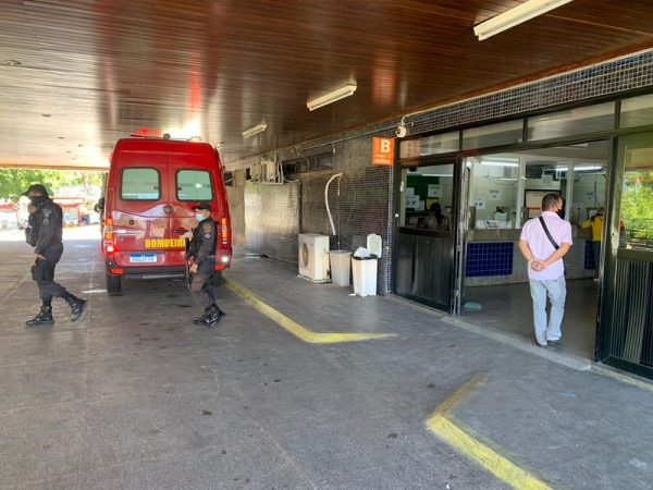 O homem e a mulher baleados no Alecrim foram levados para o Hospital Walfredo Gurgel — Foto: Anna Alyne Cunha/Inter TV Cabugi
