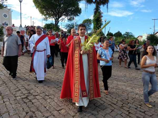 A benção dos ramos pelo Padre Emanuel Medeiros de Araújo aconteceu no Santuário do Sagrado Coração de Jesus — Foto: A Fonte Imagens