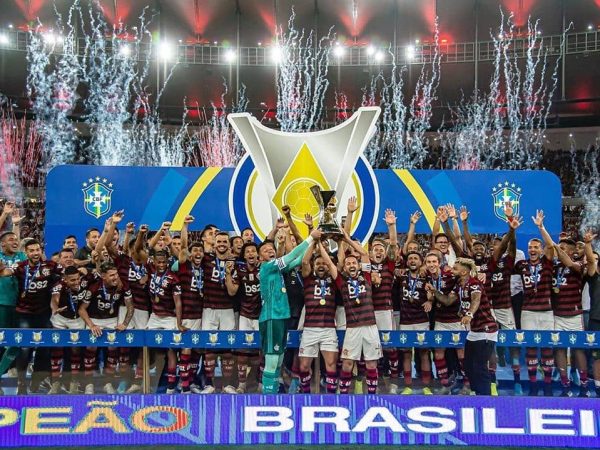Assim como aconteceu na Libertadores, a taça de campeão brasileiro foi levantada pelo trio de capitães Éverton Ribeiro, Diego e Diego Alves — Foto: Marcelo Cortes